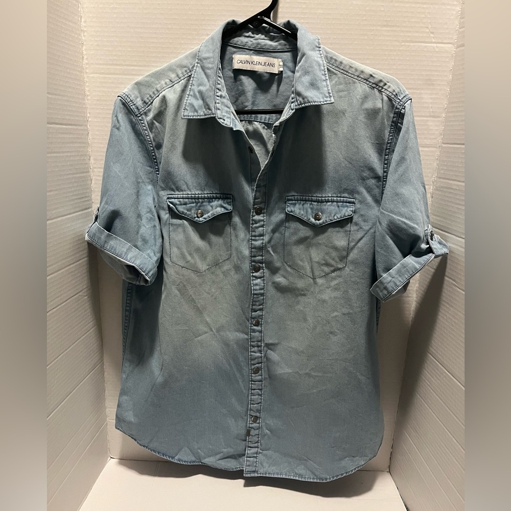 Calvin Klein Jeans button-down light wash, rolled-up sleeves chest flap pockets